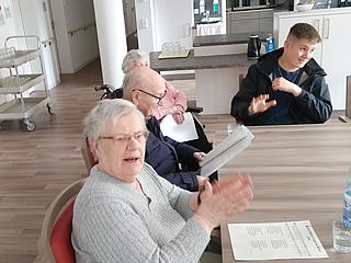 Maibaum aufstellen im Generationenzentrum St. Josef Vallendar