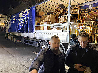 LKW-Beladung mit der Möbel-Spende für ein Krankenhaus in der Ukraine