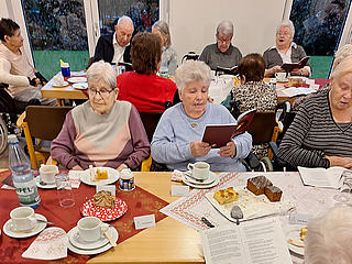 Advent-Singen mit Plätzchen Essen im Generationenzentrum St. Josef Vallendar