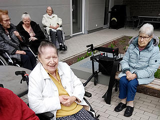 Maibaum aufstellen im Generationenzentrum St. Josef Vallendar