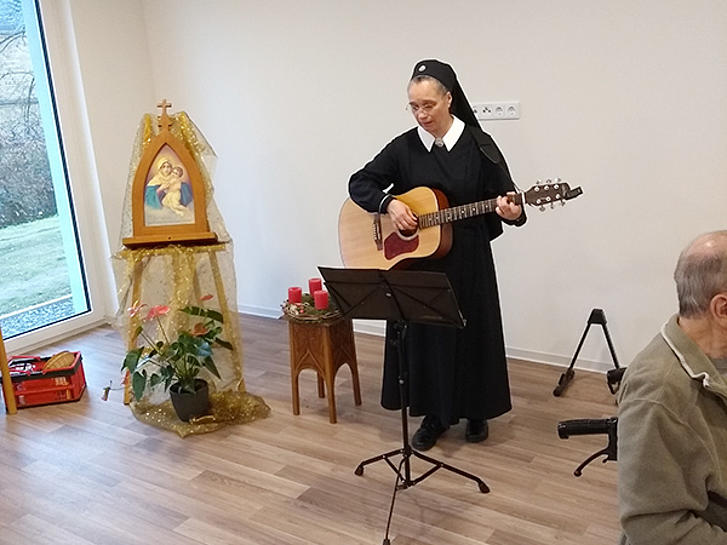Weihnachtslieder mit Schwester Barbara-Maria im Generationenzentrum St. Josef Vallendar