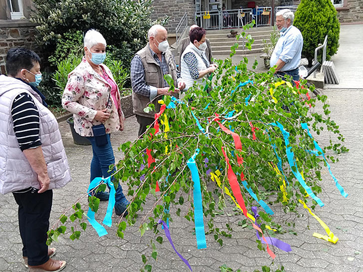 Maibaum aufstellen im Seniorenheim St. Josef Vallendar