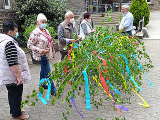 Maibaum aufstellen im Seniorenheim St. Josef Vallendar