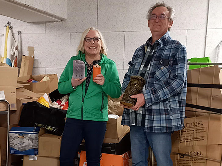 Ellen Zisgen vom Generationenzentrum St. Josef und Ralf Link vom Kölner Verein Life Cologne bei der Übergabe der ca. 800 kg Kerzenreste